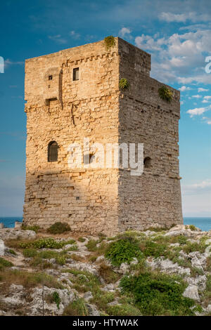 Torre di avvistamento costiero in Marina Serra, Tricase, Lecce, Puglia, Italia. Foto Stock