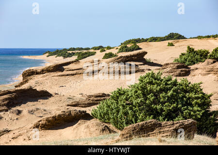 Issos - una lunga spiaggia di sabbia - sandbar, sputo - accanto al lago Korision e il villaggio di Agios Georgios. Dune con piante sulla giornata di sole. Mediterraneo Foto Stock