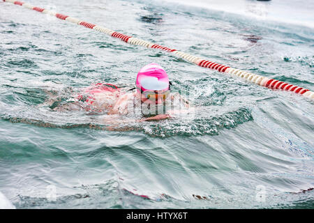 SAHYURTA, Regione di Irkutsk, Russia - marzo 11.2017: Coppa di Baikal. Inverno gare di nuoto. Rana. Donna Foto Stock