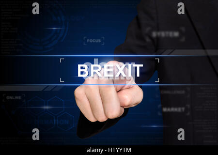 Mano di business facendo clic brexit o british pulsante Esci sullo schermo virtuale Foto Stock