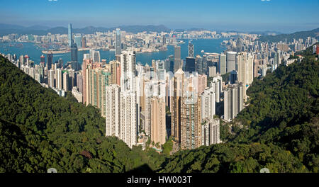 A 2 foto panoramiche di cucitura vista aerea da Sky Terrace 428 sulla sommità della torre di picco su Hong Kong e la baia di Victoria in un giorno chiaro con il blu del cielo. Foto Stock