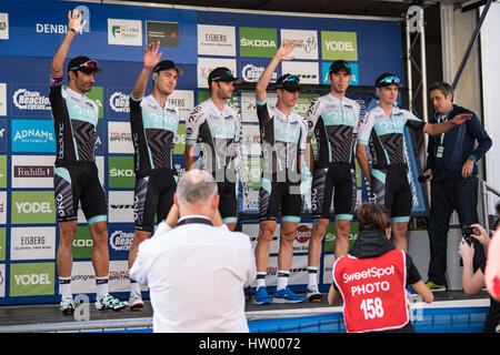 Team Uno Pro Cycling allo stadio 4 del tour della Gran Bretagna 2016 in Denbigh Foto Stock