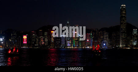 A 2 foto panoramiche di cucitura colorato paesaggio visuale degli edifici lungo l'Isola di Hong Kong da Kowloon Public Pier di notte. Foto Stock