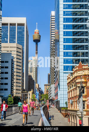 Australia, Nuovo Galles del Sud, Sydney, città vista dal ponte pedonale di collegamento ponte Pyrmont con Market Street, con la vista del BT Tower e S Foto Stock