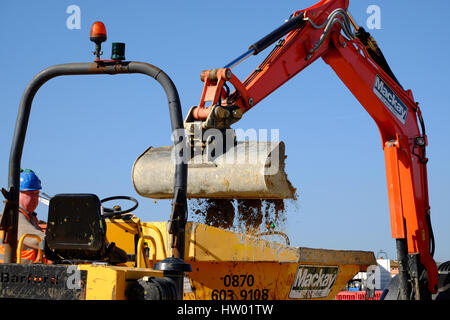 Pesanti macchinari utilizzati per la preparazione di terreni per la costruzione di casa, Grantham Lincolnshire, Inghilterra, Regno Unito. Foto Stock