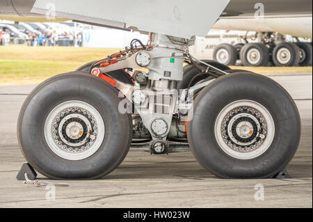 Vista dettagliata sezione di un Airbus A350 sottocarro sulla pista di rullaggio a un commercio di aviazione evento in Farnborough, Regno Unito Foto Stock