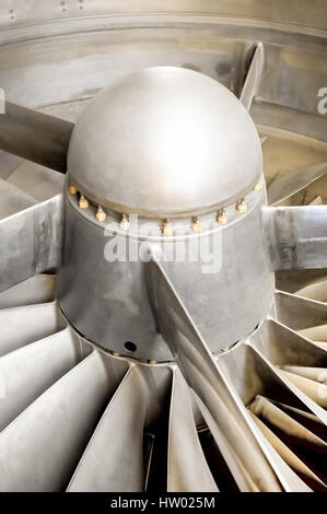 Primo piano delle pale di un motore a getto turbina Foto Stock