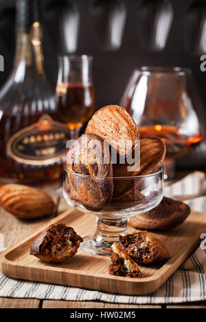 In casa in marmo bianco e nero madeleines cookie Foto Stock