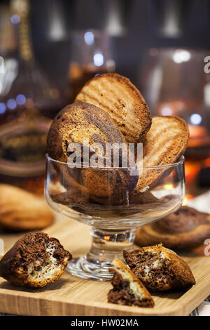 In casa in marmo bianco e nero madeleines cookie Foto Stock