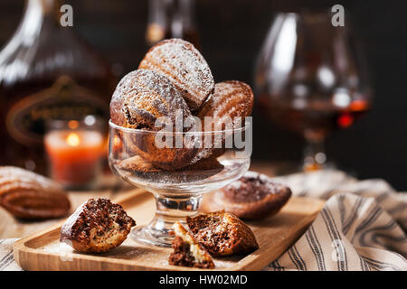 In casa in marmo bianco e nero madeleines cookie Foto Stock