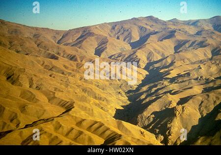 Panoramica vista aerea da un volo sopra l'Hindu Kush e montagne che circondano la Valle di Bamiyan, nella regione Hazarajat dell'Afghanistan centrale, novembre 1975. Foto Stock