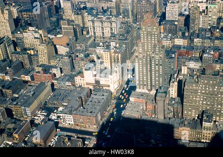 Vista in dettaglio rivolto a nord-ovest della sesta Avenue tra la 53a e la 57a Strada nel centro di Manhattan, New York City, 1957. Al centro si trova l'originale Teatro Ziegfeld all'angolo nord-ovest di 54th Street. L'Hotel Warwick Hotel è al centro a destra attraverso il viale all'angolo nord-est con la 54th Street. Per la parte inferiore del telaio di sinistra si erge l'Hotel Dorset sul lato sud di 54th Street. Visibile al centro più in alto è il Hotel Great Northern (ora Le Parker Meridien) mid-blocco su W. 56th Street. Al di sotto e a sinistra è la cupola del New York City Centre (ex Mecca tempio) visibile in midd Foto Stock