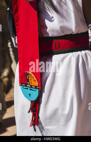 Nuovo Messico, Pueblo di Zuni, Zuni visitatore e il Centro delle Arti, Zuni ballerini in abito tradizionale, prestazioni gratis Foto Stock