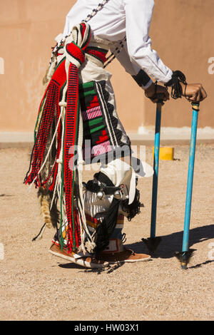 Nuovo Messico, Pueblo di Zuni, Zuni visitatore e il Centro delle Arti, Zuni ballerini in abito tradizionale, prestazioni gratis Foto Stock