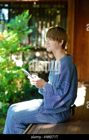 Uomo caucasico indossare uno yukata in casa tradizionale giapponese Foto Stock