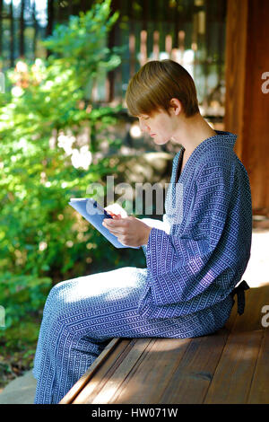 Uomo caucasico indossare uno yukata in casa tradizionale giapponese Foto Stock