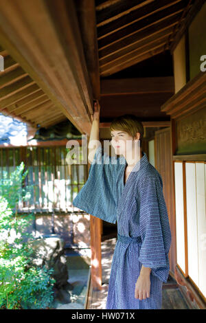 Uomo caucasico indossare uno yukata in casa tradizionale giapponese Foto Stock