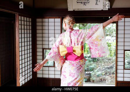 La donna caucasica indossare uno yukata in casa tradizionale giapponese Foto Stock