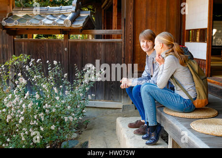 Coppia caucasica a casa tradizionale giapponese Foto Stock