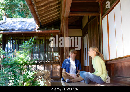 Coppia caucasica a casa tradizionale giapponese Foto Stock