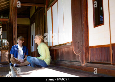 Coppia caucasica a casa tradizionale giapponese Foto Stock