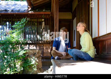 Coppia caucasica a casa tradizionale giapponese Foto Stock