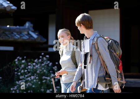 Coppia caucasica a casa tradizionale giapponese Foto Stock