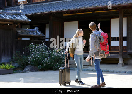 Coppia caucasica a casa tradizionale giapponese Foto Stock