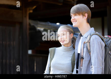 Coppia caucasica a casa tradizionale giapponese Foto Stock