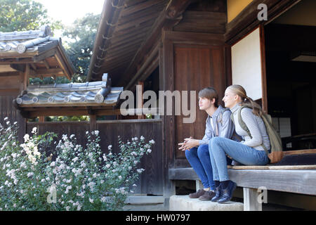 Coppia caucasica a casa tradizionale giapponese Foto Stock