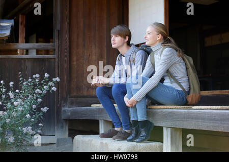 Coppia caucasica a casa tradizionale giapponese Foto Stock