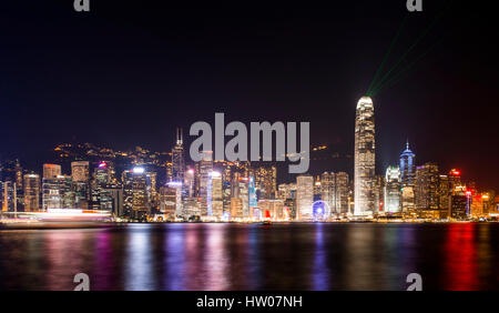 Sinfonia di luci e suoni della città la vita a Victoria Harbour in HONG KONG Foto Stock