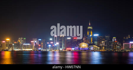 Sinfonia di luci e suoni della città la vita a Victoria Harbour in HONG KONG Foto Stock