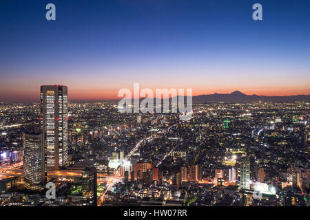 La città di Tokyo al crepuscolo con il Monte Fuji sullo sfondo Foto Stock