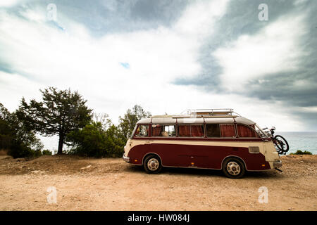 CALA GONONE - Sardegna - ITALIA - Luglio 01, 2014: Classico rosso e bianco Volkswagen camper parcheggiato sul lungomare Foto Stock