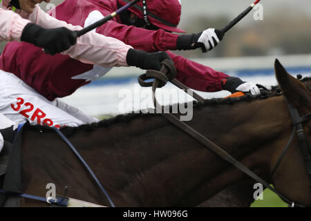 Cheltenham, Regno Unito. Il 14 marzo 2017. Vista dettagliata: Due fantini con la frusta in azione a Cheltenham-Cheltenham-Racecourse/Gran Bretagna. Credito: dpa picture alliance/Alamy Live News Foto Stock