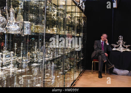 Londra, Regno Unito. Xv Mar, 2017. Un concessionario di argenti prende una chiamata telefonica al Chelsea d antiquariato che aprì al Chelsea Old Town Hall di oggi. La fiera va dal 15 al 19 marzo. Credito: Stephen Chung/Alamy Live News Foto Stock