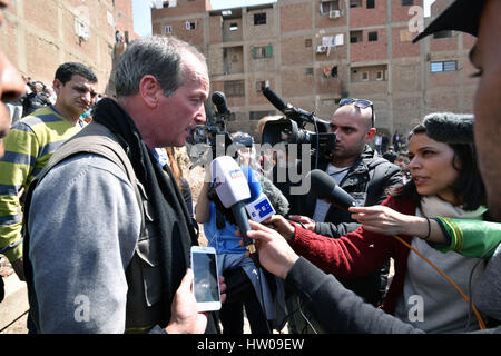 Dietrich Raue del Museo Egizio presso l'Università di Leipzig, uno dei due leader del German-Egyptian team di scavo, parla alla stampa locale. Prese su 13.03.2017. La sensazionale scoperta è stata fatta nel corso della settimana precedente per caso nel sobborgo di Matariya: durante lavori di massa, la testa di una statua colossale è stato scoperto. Ora gli altri pezzi di otto metri di quarzite statua vengono rimosse dal terreno individualmente, passo dopo passo. La scultura, stimato a più di 3 mila anni presumibilmente rappresenta Ramses II, la cui antica città di Heliopolis è stato pensato per essere Foto Stock