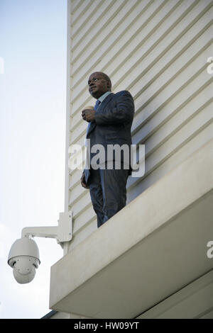 Colchester, Essex REGNO UNITO. Il 15 marzo 2017. Due nuove sculture da Sean Henry sono svelata al di fuori Fenwick in Colchester, Essex. Credito: David Johnson/Alamy Live News Foto Stock