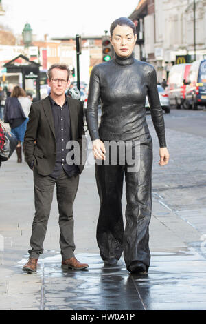 Colchester, Essex REGNO UNITO. Il 15 marzo 2017. Due nuove sculture da Sean Henry sono svelata al di fuori Fenwick in Colchester, Essex. Credito: David Johnson/Alamy Live News Foto Stock