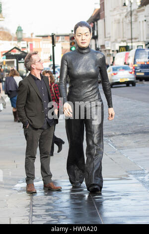 Colchester, Essex REGNO UNITO. Il 15 marzo 2017. Due nuove sculture da Sean Henry sono svelata al di fuori Fenwick in Colchester, Essex. Credito: David Johnson/Alamy Live News Foto Stock