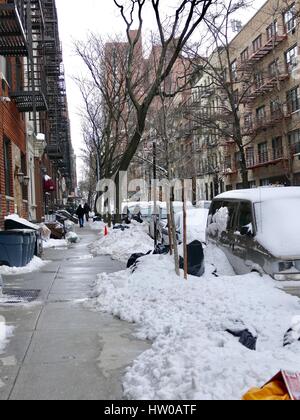 La città di New York, Stati Uniti d'America, 15 marzo, 2017. I Newyorkesi sulla Upper Eastside lavorare per ripulire e tornare alla normale attività dopo il 14 marzo blizzard noto come 'Stella' arrestare la maggior parte della citta'. Credito: Cecile Marion/Alamy Live News Foto Stock