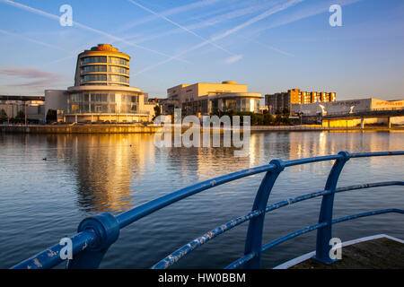 Southport, Merseyside, Regno Unito. Regno Unito Meteo. Il 15 marzo, 2017. Tramonto su lago marino e il Ramada Plaza parte della città affascinante lungomare di sviluppo. Credt; MediaWorldImages/Alamy Live News. Foto Stock