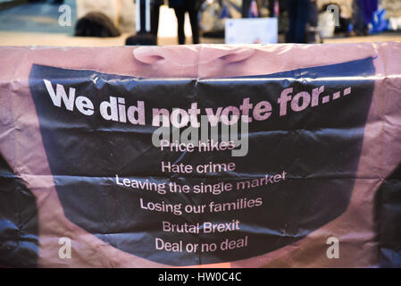 A Downing Street, Londra, Regno Unito. Il 15 marzo 2017. Anti Brexit protesta da parte dei sostenitori del Unite per l'Europa group holding una veglia al di fuori di Downing Street Credit: Matteo Chattle/Alamy Live News Foto Stock