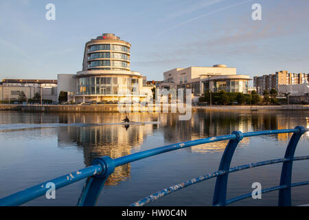 Southport, Merseyside, Regno Unito. Regno Unito Meteo. Il 15 marzo, 2017. Tramonto su lago marino e il Ramada Plaza parte della città affascinante lungomare di sviluppo. Credt; MediaWorldImages/AlamyLiveNews. Foto Stock