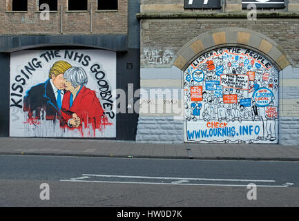 Bristol, Regno Unito. Il 15 marzo, 2017. Nuova Arte di strada in Stokes Croft area della città evidenzia opposizione ad eventuali modifiche del servizio sanitario nazionale. L'illustrazione appare a fianco di pezzi precedente alla diffusione della manifestazione nazionale contro le modifiche che si è tenuta a Londra il 4 marzo, 2017. Keith Ramsey/Alamy Live News Foto Stock