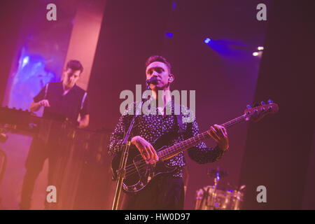 Londra, Regno Unito. Marzo 15, 2017 - Oliver Sim, della band britannica del XX, esegue alla Brixton O2 Academy sul finale di notte della band di 7 giorno in residenza presso la sede di Londra, 2017 Credit: Myles Wright/ZUMA filo/Alamy Live News Foto Stock