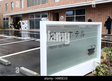 Tokyo, Giappone. Il 15 marzo 2017. Urayasu, Giappone. Xv Mar, 2017. La recente apertura del 'Henn na Hotel' (strano Hotel) sorge nei pressi di Tokyo Disney Resort in Urayasu, suburbana Tokyo Mercoledì, 15 marzo 2017. Giappone della agenzia di viaggi H.I.S esegue il Henn na Hotel che ha solo sette dipendenti umana mentre nove tipi di robot 140 addetti lavoro al 100-sala sei-storey hotel. Credito: Aflo Co. Ltd./Alamy Live News Foto Stock