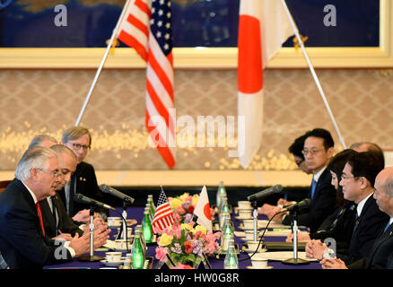 Tokyo, Giappone. 16 Mar, 2017. Giapponese Ministro degli Esteri Fumio Kishida (seconda R) soddisfa con U.S. Il segretario di Stato Rex Tillerson (1L) all'Iikura Guesthouse in Tokyo, Giappone, 16 marzo 2017. Credito: Ma Ping/Xinhua/Alamy Live News Foto Stock