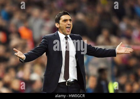 Madrid, Spagna. Xv Mar, 2017. Leverkusen allenatore Tayfun Korkut reagisce durante la Champions League knock-out round di 16 match tra Atlético Madrid e Bayer Leverkusen presso lo stadio Vicente Calderón di Madrid in Spagna, 15 marzo 2017. Foto: Federico Gambarini/dpa/Alamy Live News Foto Stock